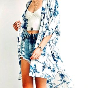 Long length, short sleeved Kimono, womens Large. Blue and white floral design